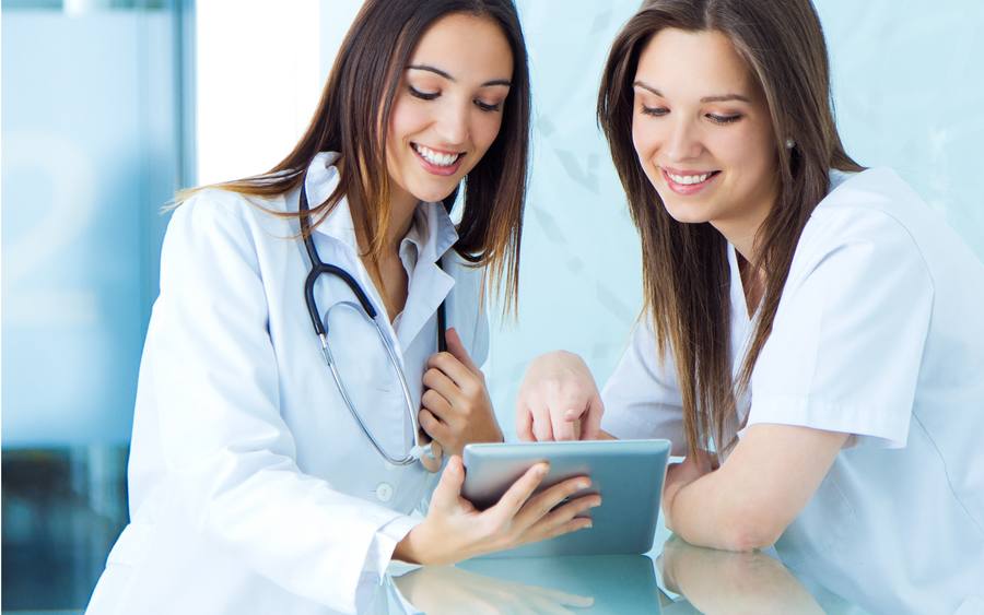 Krankenschwestern mit Tablet