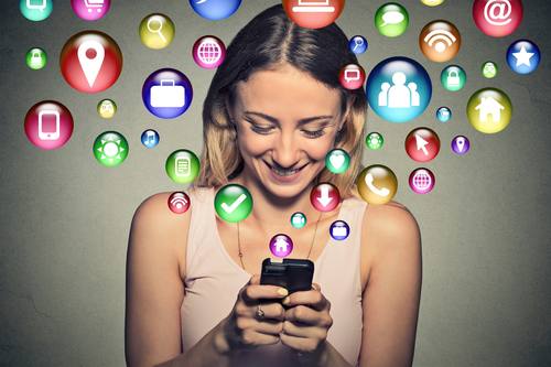 Frau bedient Smartphone