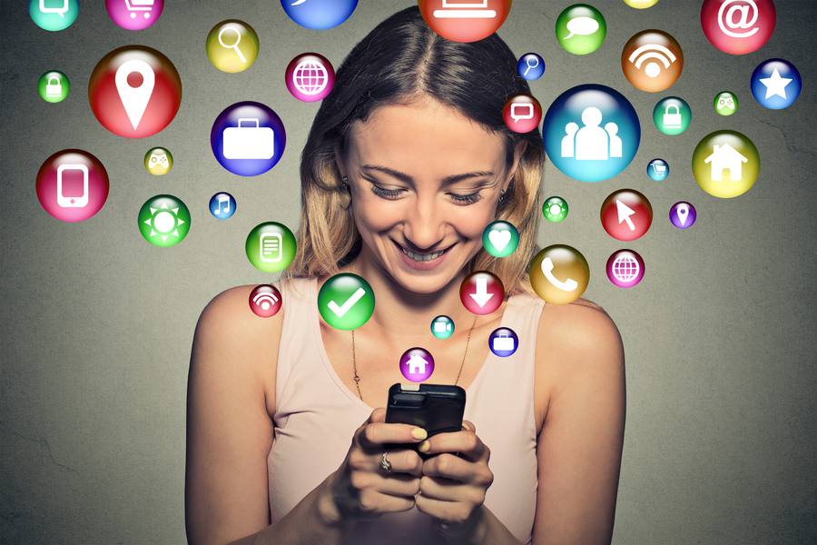 Frau bedient Smartphone