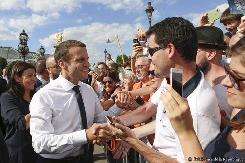 Emmanuel Macron schüttelt begeisterten Fans die Hand