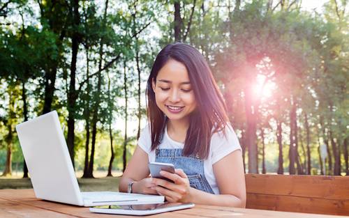 Kinder müssen im Umgang mit digitalen Medien geschult werden.
