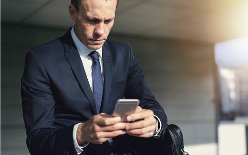 Geschäftsmann mit Smartphone