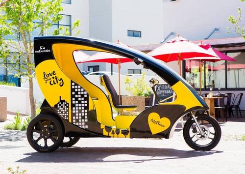 Kleines Dreirad-Fahrzeug mit Solarkollektoren