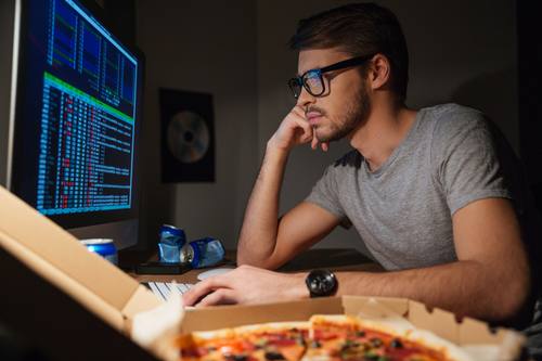 Softwareentwickler bei der Arbeit am Computer