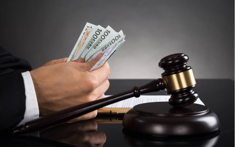 Richterhammer mit Geld