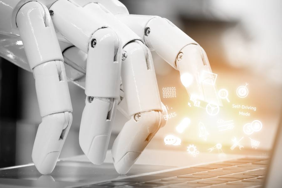 Roboterhand bedient ein Gerät