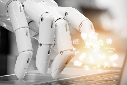 Roboterhand bedient ein Gerät