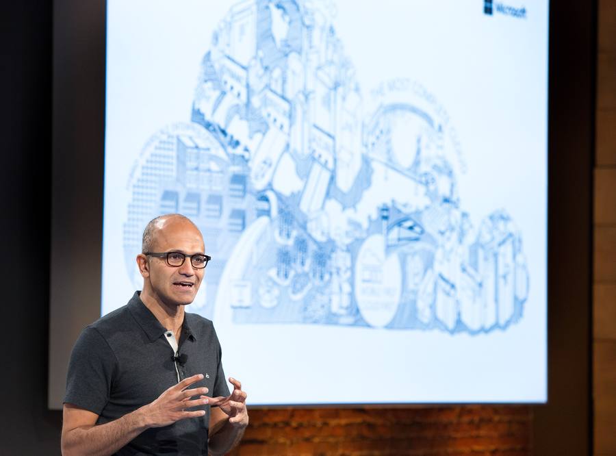 Microsoft-CEO Satya Nadella vor der Cloud