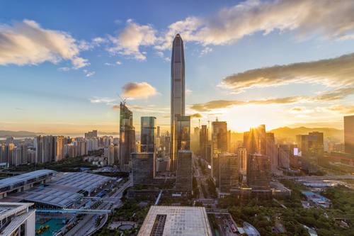 Sonnenaufgang über der chinesischen Stadt Shenzen