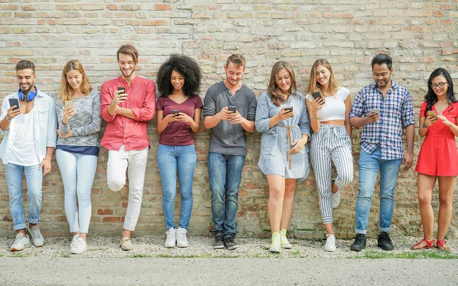 Die Menschen nutzen ihr Smartphone nicht nur immer öfter, sondern auch (fast) überall.
