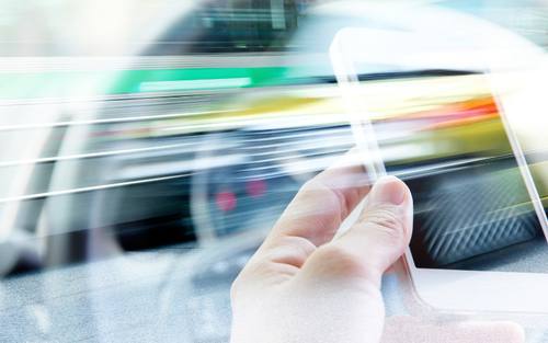 Smartphone im Auto