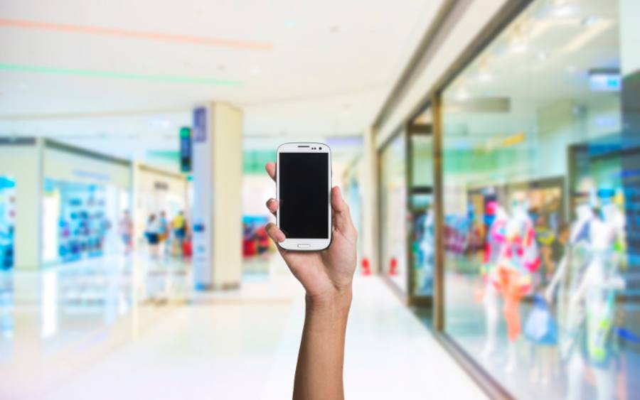 Smartphone im Einkaufszentrum