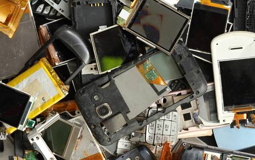 Rohstoffe aus alten Mobilgeräten gewinnen