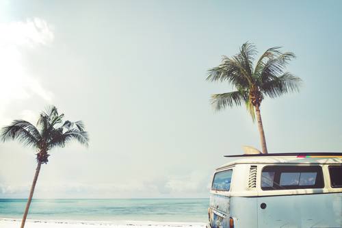VW-Bulli am Strand mit Palmen