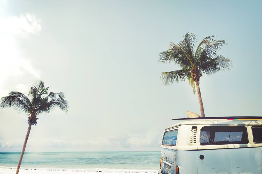 VW-Bulli am Strand mit Palmen