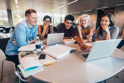 Studenten bei Gruppenarbeit