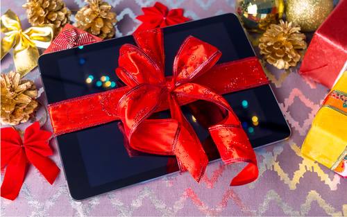 Tablet mit Weihnachtsschleife