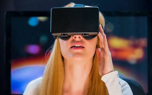 Frau mit VR-Brille