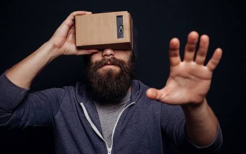 Mann mit VR-Brille