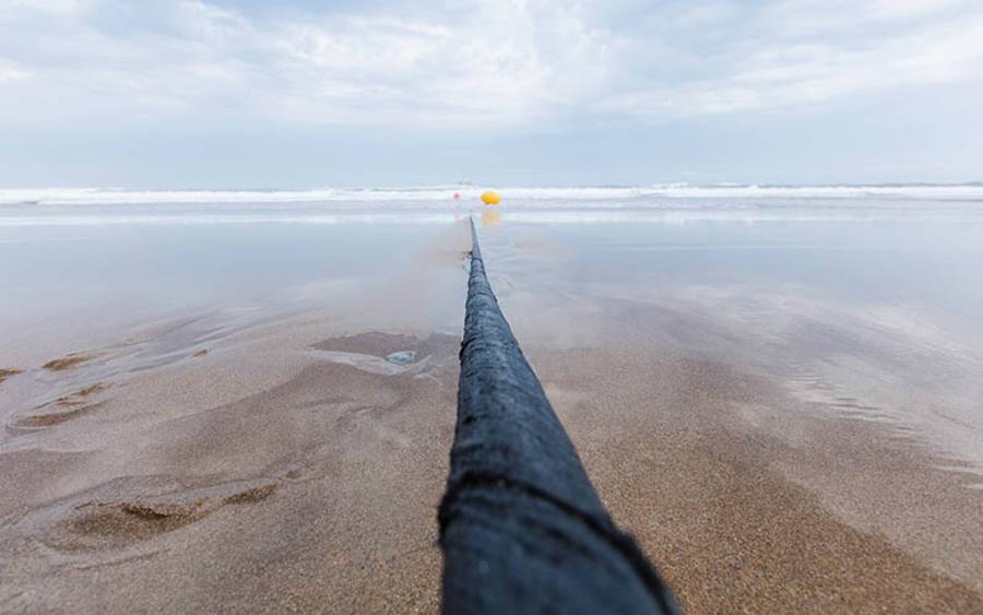 Das wasserdichte Unterseekabel liegt auf dem Großteil seiner Route unterirdisch in einer durchschnittlichen Tiefe von etwa 3.300 Metern, um es vor Fischernetzen und Schiffsschrauben zu schützen. 