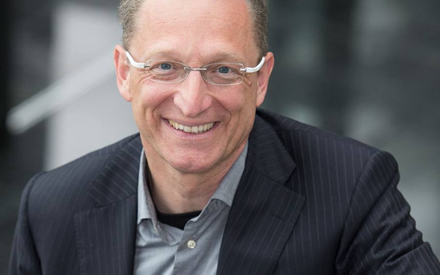 Weigend ist Gründer und Direktor des Social Data Lab an der Universität Stanford, Mentor an deren Inkubator StartX und Dozent an der Universität Berkeley. Er berät weltweit Unternehmen und Organisationen zum Thema „Daten“. 