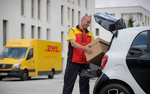 Deutsche Post DHL liefert in Smart-Kofferraum