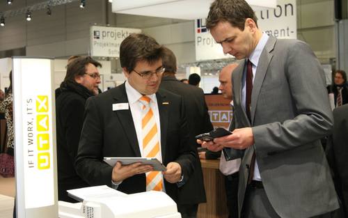 Markus Müller (li.), UTAX Vertriebsleiter Consulting & Solution Experts, zeigt wie es geht.