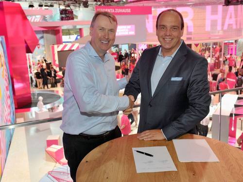 Hagen Rickmann, Geschäftsführer Geschäftskunden Telekom Deutschland (r.) und Marco Boerries, Gründer und CEO Enfore nach der Unterzeichnung der Kooperationsvereinbarung.