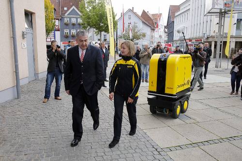 "Wir versprechen uns von dem aktuellen Test wichtige Erkenntnisse, wie die Zustellung im Interesse der Beschäftigten weiterentwickelt werden kann", sagt Jürgen Gerdes, links im Bild.