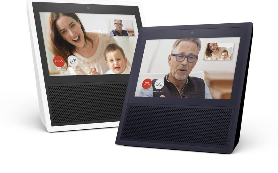 Echo Show verfügt über ein Display, damit kann Alexa nun auch Bildinhalte anzeigen, etwa Videos mit Nachrichten, Musiktexte, Bildübertragungen von Smart Home-Kameras, Fotos, Wettervorhersagen oder Einkaufs- und To Do-Listen