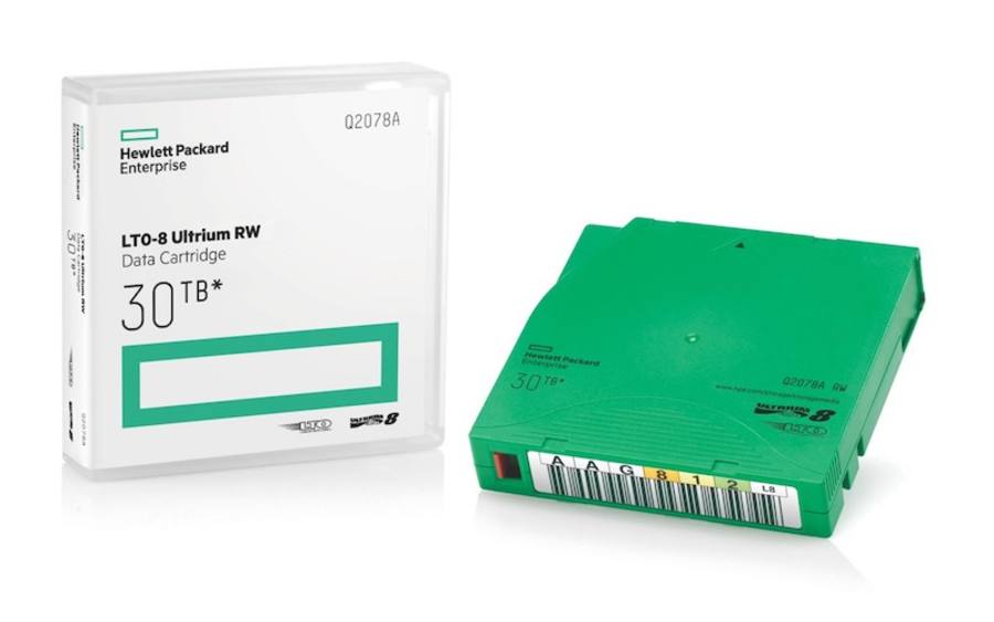 Die neue RW-Cartridge im LTO8-Format von HPE mit Hülle.