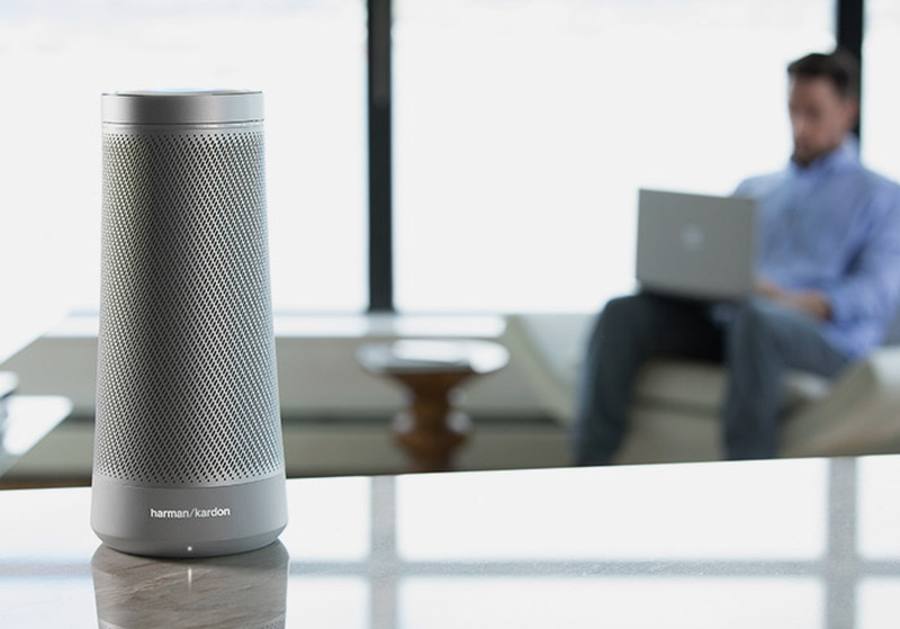 Der «Invoke» getaufte Zylinder soll im Herbst, rechtzeitig zum Weihnachtsgeschäft, Amazons Lautsprecher «Echo» und Googles Konkurrenzgerät «Home» angreifen.