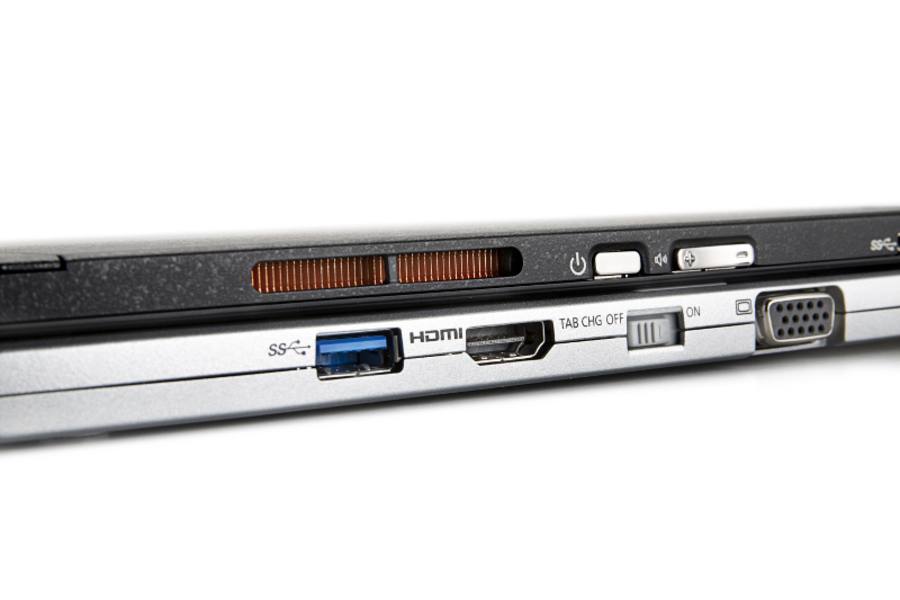 Für die benötigte Konnektivität sorgt eine Vielzahl von Anschlüssen, darunter LAN, HDMI, USB 3.1 (Gen 1) Type C und USB 3.0. Auch Bluetooth Version 4.1 sowie WLAN Intel Dual Band Wireless-AC 8265 sind an Bord, ein 4G-LTE-Modul ist optional integrierba