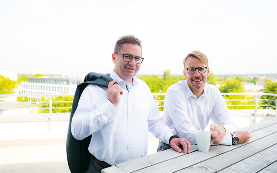 „Wir sind heute in der Lage, ein Power-System i in eine komplett virtualisierte Private Cloud zu integrieren. Aufgrund unserer Historie kennen wir sämtliche Heraus-forderungen, die damit verbunden sein können.“ Uwe Schneider (l.)