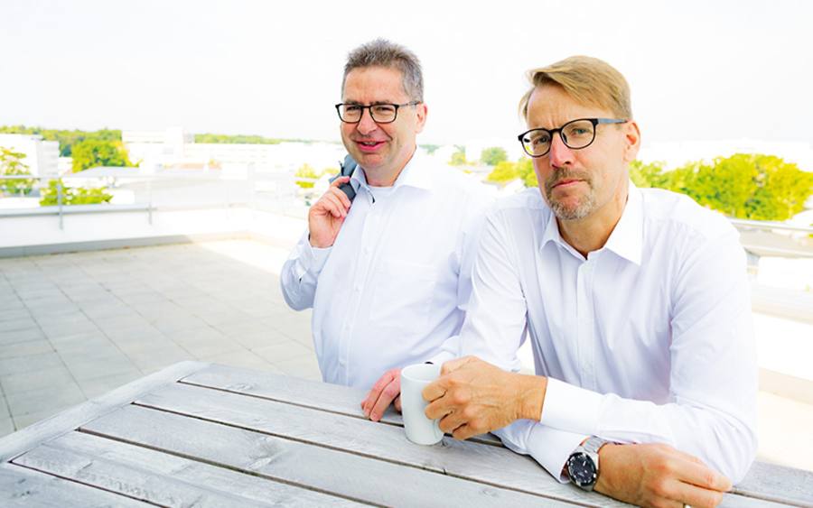 „Für eine Auslagerung spricht oft, dass es zu teuer wäre die Gebäudetechnik und die RZ-Infrastruktur auf ein Niveau zu bringen, das ein Wirtschaftsprüfer akzeptiert – und das auch einem Audit standhält.“ Uwe Schneider (l.)