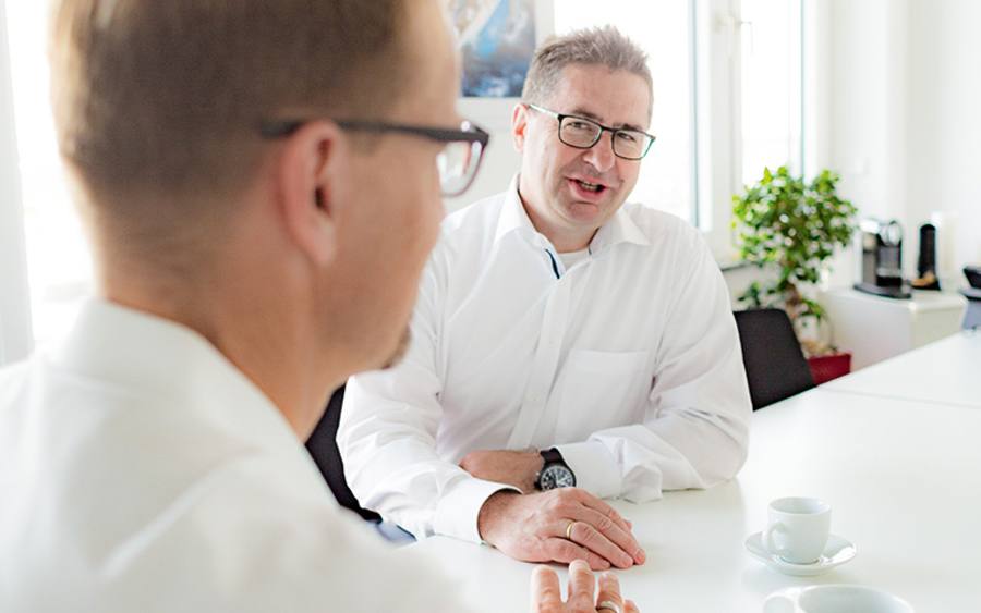 „Wir sind heute in der Lage, ein Power-System i in eine komplett virtualisierte Private Cloud zu integrieren. Aufgrund unserer Historie kennen wir sämtliche Heraus-forderungen, die damit verbunden sein können.“ Uwe Schneider (r.)