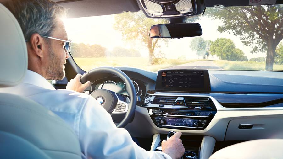 Auf dem BMW Display Screen kann Alexa für ausgewählte Skills zusätzlich relevante Inhalte anzeigen.