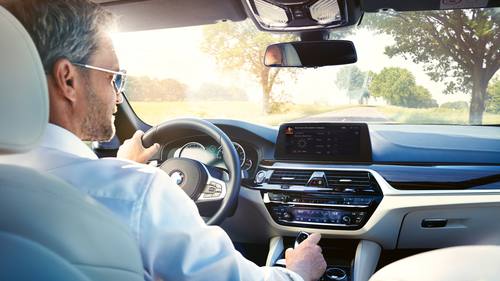 Auf dem BMW Display Screen kann Alexa für ausgewählte Skills zusätzlich relevante Inhalte anzeigen.