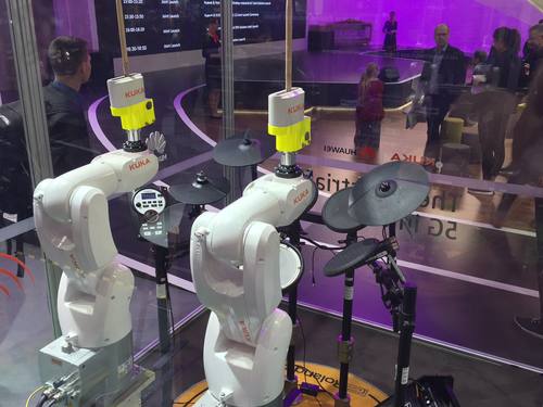 Huawei setzt einen Kuka-Roboter ans Schlagzeug