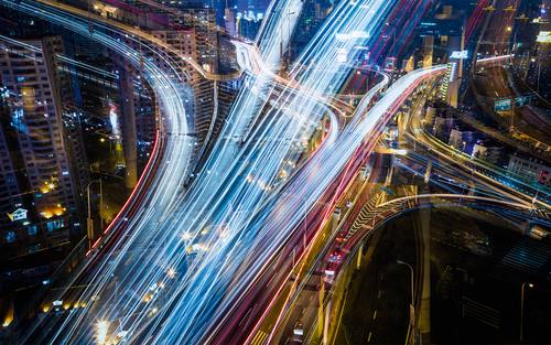 Lösungen wie autarke Kompaktrechenzentren können unkompliziert in die bestehende städtische Infrastruktur integriert werden.