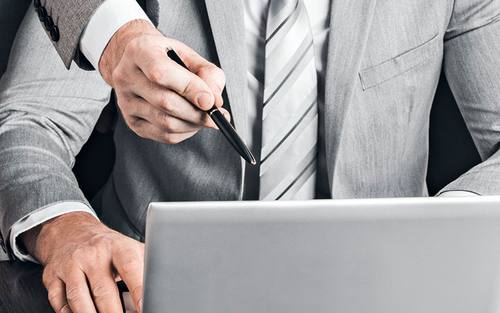Die Realisierung erfolgt im Coaching-Verfahren: Jeder Fachbereich bildet einen Key-User aus, der in die Lage versetzt wird, selbst Berichte bzw. Anwendungen für seine Abteilung zu erstellen. Darüber hinaus werden in der IT-Abteilung einige Mitarbeiter g
