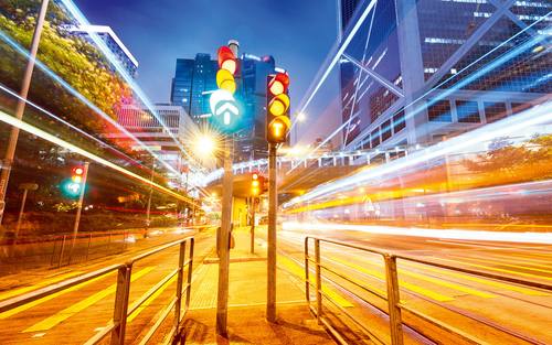 Schlothauer & Wauer bietet Lösungen an, um Lichtsignalsteuerungen im Straßenverkehr zu optimieren.