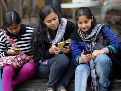 Smartphones sind in Indien sehr beliebt: Laut Berechnungen indischer Medien könnte die Regierung mit der Auktion umgerechnet mehr als 70 Milliarden Euro einnehmen. Foto: Piyal Adhikary