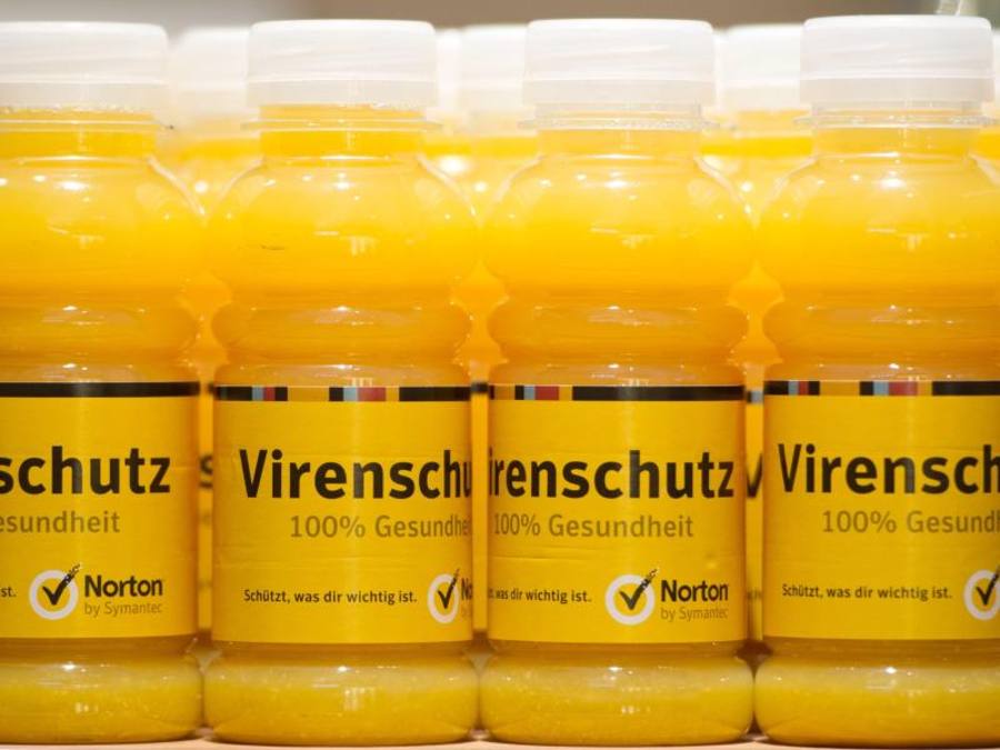 Orangensaftflaschen des Sicherheits-Spezialisten Symantec. Bei Verbrauchern vor allem unter dem Namen «Norton» bekannte. Foto: Sebastian Kahnert