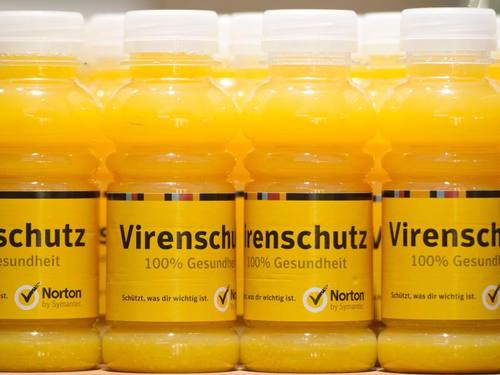 Orangensaftflaschen des Sicherheits-Spezialisten Symantec. Bei Verbrauchern vor allem unter dem Namen «Norton» bekannte. Foto: Sebastian Kahnert