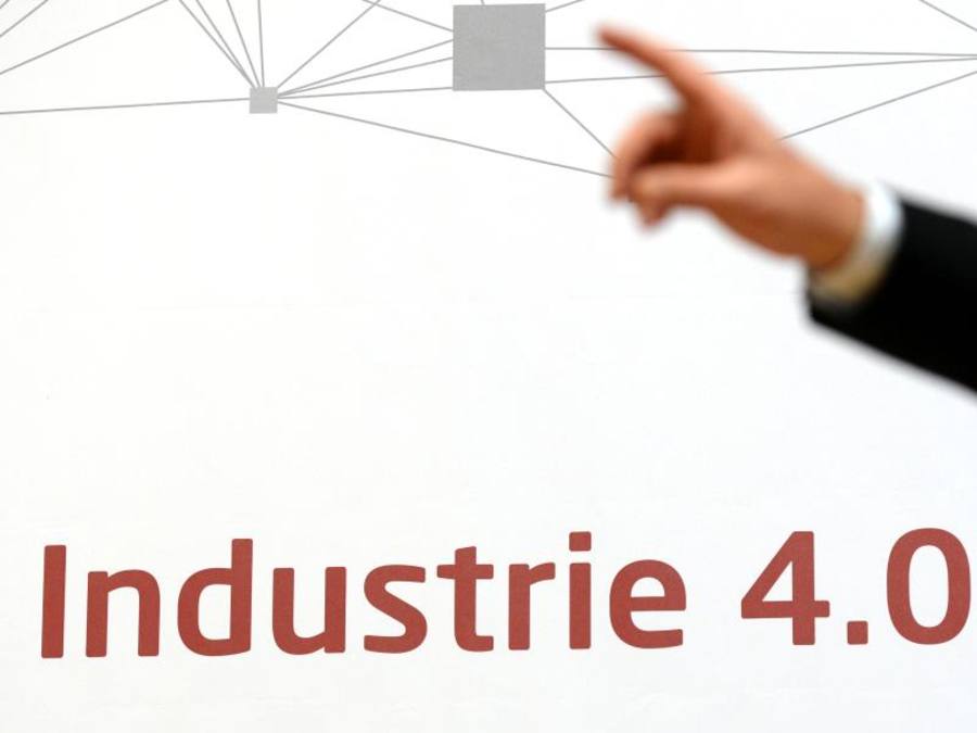Jedes zweite deutsche Unternehmen rechnet wegen der Digitalisierung mit mehr Jobs für gut ausgebildete Beschäftigte in den kommenden zehn Jahren. Foto: Ralf Hirschberger