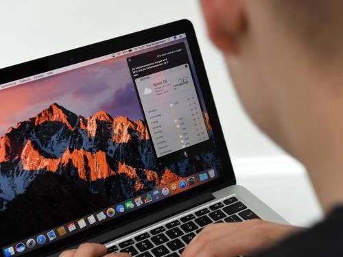 Mit der neuen Software macOS 10.12 «Sierra» bringt Apple unter anderem seine Sprachassistentin Siri erstmals auf den Mac. Foto: Andrea Warnecke