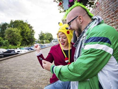 Auf einmal scheint die ganze Welt nach «Pokémon» verrückt zu sein. Hier spielen zwei begeisterte Fans in den Niederlanden. Foto: Piroschka Van De Wouw