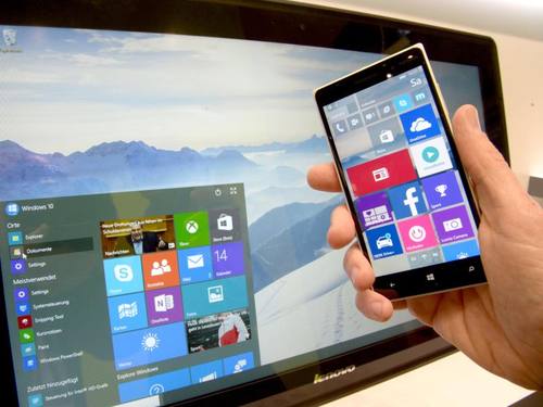 Das Betriebssystem Windows 10 für Smartphones und PC auf dem Microsoft-Stand der CeBIT 2015 in Hannover. Foto: Peter Steffen