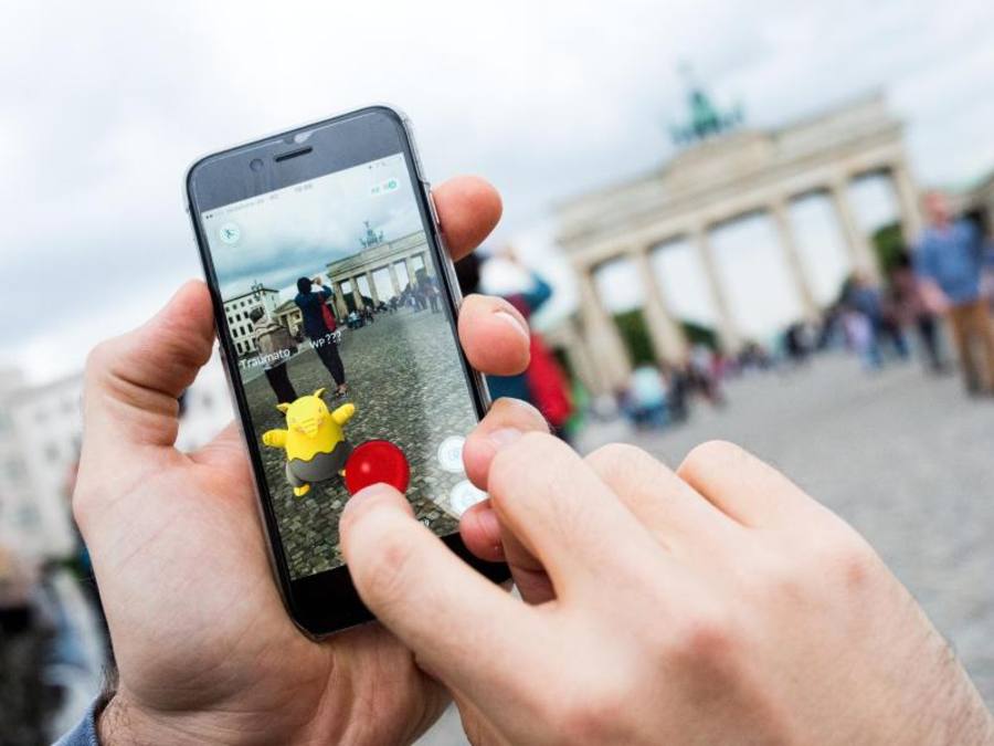 Virtuelle Monster fangen und sie gegeneinander kämpfen lassen: «Pokémon Go» knüpft an das Prinzip der beliebten Spiele für Nintendo-Konsolen an. Foto: Alexander Heinl
